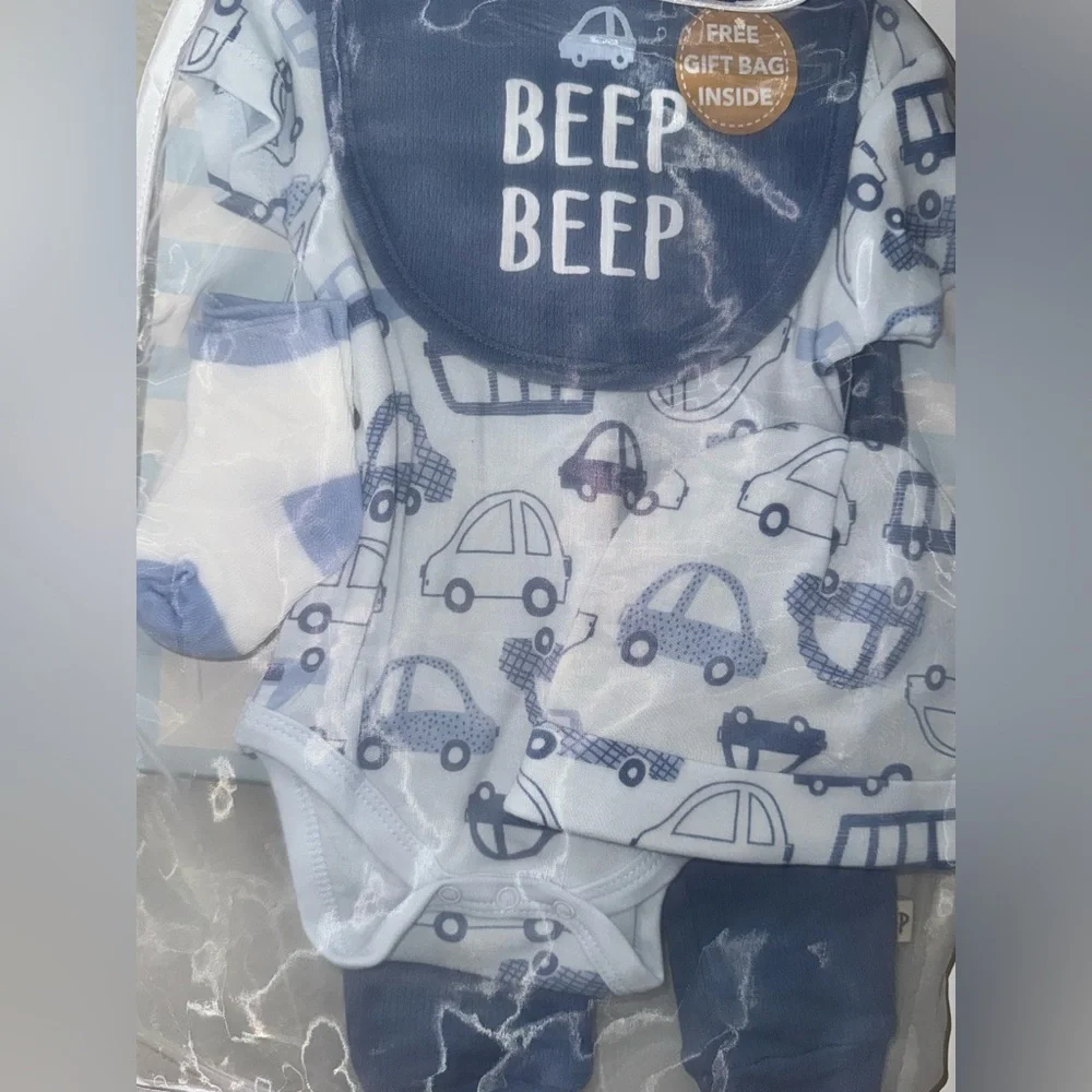 NWT BABYS 3GIFT SET Pearl Blue Car Print Baby Bib and Onesie Set